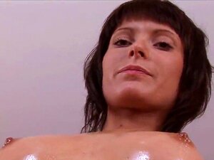 Schattig Meisje Is Gapende Gespreide Kut In Close-up En Komt. Flirtende Perzik Gaapt Gladde, Lekkere Kut In Close-ups En Streelt Haar Aantrekkelijke Lichaam Tijdens Het Vingeren Tot Een Onnozel Orgasme