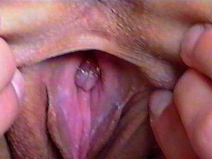 ze laat haar kutje zien