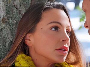 Se Den Fantastiska Abigail Mac Bli Hårt Knullad I Snön Av En Välutrustad Hingst. Med Sina Stora Fejkade Bröst Som Studsar, Rider Hon Honom Hårt I Flera Positioner Och Ger Ultimat Nöje Utomhus.