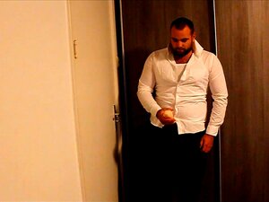 J-Art Mies Soolo Valkoisella Paidalla Ja Valtavalla Kyrpä Dildolla