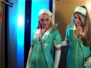 Blonda Sjuksköterskor I Latexunderkläder Och Handskar Knullar