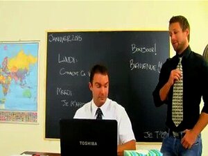 Gorący Gej Po Uczcie Na Dziobaku Cameron Potrzebuje Trochę Uwagi,