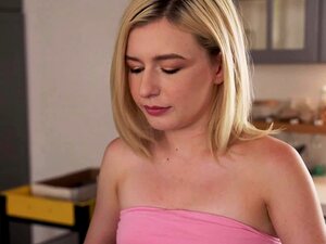 Stiefzus Weet Dat Ik Naar Haar Minirok Staar