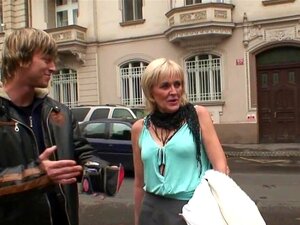 Koleś Pieprzy Smukłą 80-letnią Prostytutkę