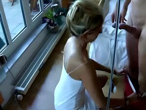 Blond Amatör Milf Fru Hemmagjord Blowjob Och Doggystyl