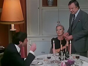 Découvrez La Soumission Totale Et Le Voyeurisme Alors Que Cette Beauté Consentante Vous Ouvre Les Portes De Son Intimité. Laissez-vous Emporter Par Son Désir, Chez Elle, Loin Des Regards Indiscrets.