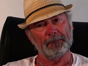 Γλυκιά γλυκιά κοπέλα γαμάει τον παλιό πατριό της και καταπίνει τεράστια χύσια