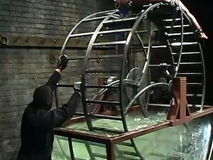 Sinnamon Love Ja Sgt Major, Esittelevät Kaksi Kaunotarta! Sinnamon Luv, 5'1 Pitkä, 34DD Rinnat, Silein Suklaaiho Ja Erittäin Rohkea Olemus, Joka Tekee Hänestä Entistä Seksikkäämmän. Onnettomuuden Pyörä, 10 Jalkaa Pitkä, Kylmä Teräs Ja Uppoutunut Kurviimme