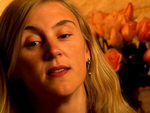 Amatör Gift Par Med En Bisexuell Blond Fru Jenny Vill Prova Trekant Sex Så De är Dejting Med En Varm Mager Brud Chelsea Med Stora Bröst Och Locka Henne I Sin Säng Babes Kysser Varandra Under Gubbe Försöker Tillfredsställa Dem Båda