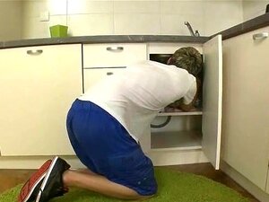 Gör Dig Redo För En Vild åktur När Denna Oemotståndliga Skönhet Längtar Efter Hård Passion Som Kommer Att Ta Andan Ur Dig. Upplev En Intensiv Oralsexsession Som Väcker Dina Djupaste Begär. Missa Inte Det!