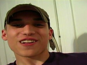 RaunchyTwinks Видео: Види Bret Lawson како се лоше понаша, Brett Lawson воли да игра соло. Погледај дивљег геј бринету Twinka док игра пред камером у овом невероватном бесплатном секси видеу пре него што акција почне. Обожава да задиркује своју публику и