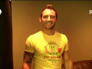 Δύο καυλωμένες γκόμενες ρουφάνε καυλί δημόσια