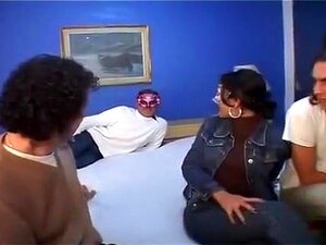 Zamaskowana Dziwka Dostaje Wszystkie Swoje Napięte Dziury Wypełnione., Hardcore'owy Seks. Zamaskowana DziwKA Zdobywa Wszystkie Swoje Napięte Dziurki Wypełnione Twardymi Kutasami. Obejmuje Degustację Spermy