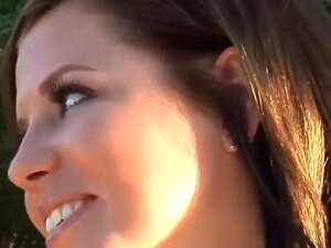 Weiße Süße Schlampe Wird Von Zwei Riesigen Schwänzen Hart Gefickt