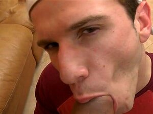 Schattig Kleine Twink Die Zuigt, Schattige Kleine Twink Die Een Grote ## Lul Zuigt