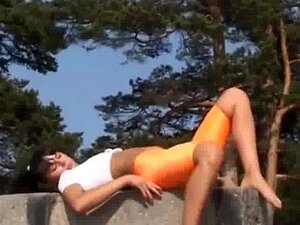 Chica Sexy En Shorts De Spandex Naranja