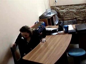 Es Ist Schön, Wenn Es Einen Großen Tisch In Deinem Büro Gibt, An Dem Du Alles Tun Kannst, Wenn Die Tür Geschlossen Ist. Aber Diese Heiße Süße Hat Vergessen, An Einen Spion Zu Denken, Der Sie Filmt, Als Sie Auf Den Tisch Kletterte Und Mit Ihrer Triefenden 