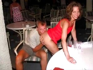 MOCHTEST DU ETWAS SPASS MIT MEINER FRAU. Ehefrauen, Die Die Aufmerksamkeit Fremder Personen Vor Ihrem Mann Genießen,