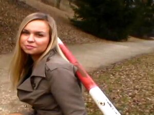 Njuter Av Fittan Utomhus, Krävande Skönhet Behöver En Vild Kuk För Att Knulla Henne Meningslös