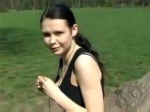 Assista A Uma Exibicionista Safada De Seios Grandes E Naturais Dando Um Boquete Excitante Ao Ar Livre Para Seu Amante Nesta Deliciosa Experiência Voyeurística. Não Perca As Vistas Deslumbrantes!
