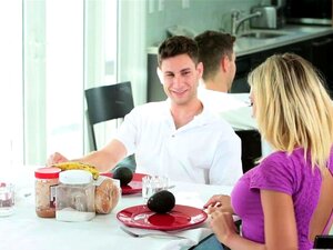 Brad Pieprzy Macochę Na Swoim Twardym Kutasie