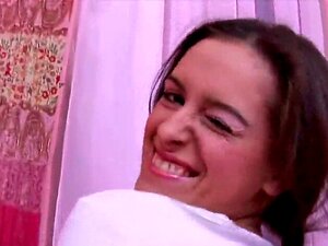 Uma Garota Erótica Abre Sua Vagina Deliciosa Em Close-up, Esticando Sua Buceta Apertada E Lisa Em Close-up, Acariciando Seu Físico Estelar Enquanto Se Masturba Até Atingir O Clímax Selvagem