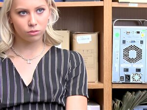 Blondynka Szaleje W Sklepie, Niszcząc Niektóre Przedmioty. Oficer Upewnia Się, że Niczego Nie Ukradła, Więc Prowadzi Przeszukanie. Nie Chce Iść Do Więzienia, Więc Współpracuje, Rozbiera Się, A Potem Obciąga Jego Dużego Kutasa. Potem Facet Ją Pieprzy