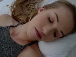 Tepbros се ушуњао у спаваћу собу полусестре и извадио курац