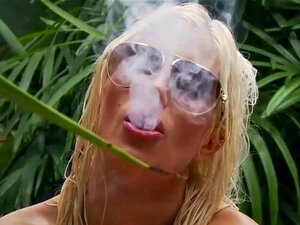 Euro Blond Puma Swede Onanerer Og Kommer Ved Bassengkanten!