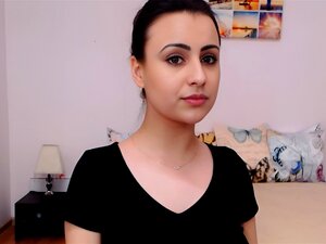 Όμορφη μωρό με μεγάλα βυζιά παίζει με τα μεγάλα της βυζιά