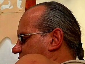 Дебела зрела мама са великим сисама која сиса