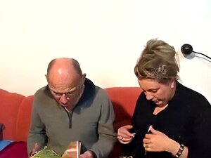 Iskusite Senzualni Susret Između Starijeg, Iskusnog Muškarca I Punije, Zrele Nimfomane. Posmatrajte Kako Istražuju Svoje želje U Vrelom, Nemačkom Susretu.