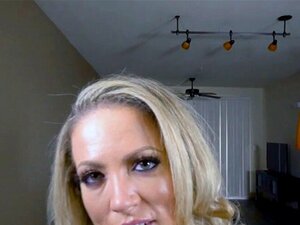 Macocha I Tata Uwielbiają Dzielić Się Z Sąsiadami Kutasem. Kiara Cole Wchodzi Dziś Do Swojego Domu, A Coś Jest Na Rzeczy. Jej Macocha Carmen Valentina Jest Na środku Pokoju, Pieprząc Się Z Jakimś świeżym Facetem. Ma Jego Jaja Głęboko W Cipce I Jęczy Jak