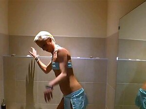 Piss-Trink-Fetisch-Hos. Piss-Trinken-Fetisch-Hos Wird In Gruppen-HD Mit Urin Geduscht