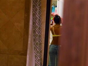 Hete Stiefmoeder Zuigt Grote Lul Met Een Dienstmeid