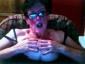 Dojrzała Bbw Laska Z Dużymi Cyckami Masturbuje Się Na Darmowej Kamerze, Dojrzała Dziwka Z Kamery Zakłada Swoją Sprośną Czarną Bieliznę, By Pokazać Swoje Duże, Obwisłe Cycki I Walić Swoją Słodką Starą Cipkę