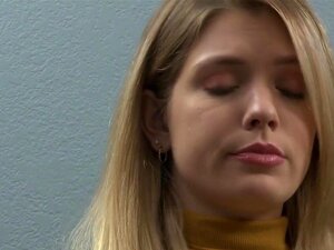 Изгледа да је твоја полусестра заљубљена у тебе!