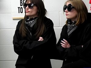 Dos Bellezas Atrapadas Jugando Y Tratando De Robar Artículos De La Tienda.El Oficial Los Desnuda Y Busca Cavidades.Luego Los Hace Lamerse Unos A Otros Mientras Se Masturba.Las Bellezas Le Hacen Mamadas Y Luego Dejan Que Se La Folle Solo Para Evitar A La P