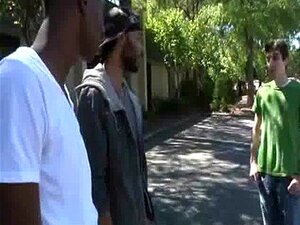 Des Garçons Noirs Sexy Humilient Des Twinks Blancs Durement 12