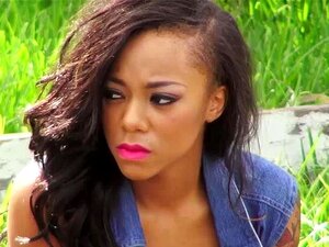 Die Schwarze Süße Diamond Monroe Zahlt Quickie-Sex Im Austausch Für Eine Fahrt, Die Schwarze Süße Diamond Braucht Eine Fahrt. Ein Fahrer Bietet Ihr Hilfe An, Also Trampt Sie Bei Wanderungen. Diamond Belohnt Ihn, Indem Er Ihre Titten Anfassen Lässt, Und Si