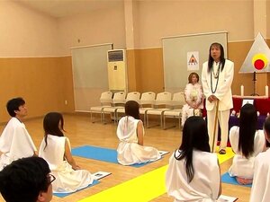 Yuka Sawakita In Heet Meisje Doet Mee Aan Een Sexy Tv-show - AviDolz, Hete Meid Doet Mee Aan Een Tv-show Met Veel Seksspeeltjes En Geile Kerels. Eerst Lijkt Het Erop Dat Een Grote Groep Een Les Heeft Over Seksspeeltjes En Dan Mag Ze Ze Gebruiken Voor De O