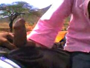 Mamadas Al Aire Libre De Una India