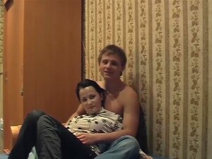 Vika U Tipu S Velikim Kurcem Jebe Amatersku Vruću Curu