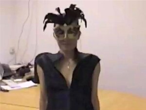 Obejrzyj, Jak Kutasia Przejmuje Kontrolę, Kusząc I Zaspokajając Głodnego Informatyka Swoimi Kuszącymi Umiejętnościami. Ten Gorący Filmik Sprawi, że Będziesz Błagał O Więcej!