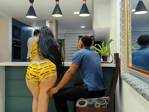 Najbolji Saveznik Mog Supružnika Riok Nas Posjećuje I Potajno Me Fucks U Kuhinji