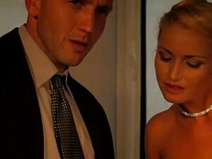 La Marraine Revient - Partie 3, Impitoyable, Lubrique Et Belle. La Marraine Est De Retour Pour Mener La Belle-famille Au Succès, Essayant D'éviter Le Réseau De Mensonges Et D'intrigues. Si Elle Doit Aller à La Toute Fin Et De Discipline Sexuelle, D'humi