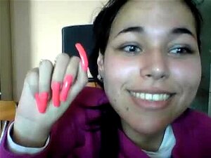 κορίτσι που δείχνει τα γυαλισμένα μακριά νύχια της