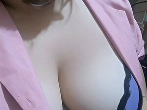 Molliges Küken Hat Einen Videoanruf. Er Wollte Unbedingt Einen Echten Penis Wachsen Lassen.