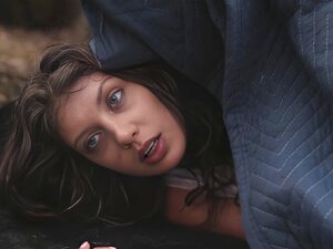 Непознати мушкарац предлаже пару да размени храну за недељу дана за Јеленину пичку Елена постепено схвата да је њен дечко у праву, потребна им је храна Елена нервозно брише вагину док је прегледава. Наређује Јацобу да сачека напољу, а онда Елена почиње