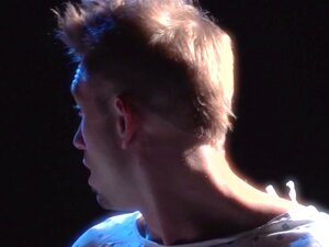 Dokter Avonturen: Stoute Visie Tijdens Incisie. Rio Lee, Bill Bailey, Toen Bill Bailey Wakker Werd Op Een Stretcher In Het Ziekenhuis Zonder Herinneringen Aan Hoe Hij Daar Kwam, Was Hij Behoorlijk Bezorgd. Maar Dr. Ho En De Lieve Verpleegster Rio Lee Stel